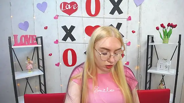 Snapshot of BeatriceFly chatting on 02-19-25, 04:33 BeatriceFly online show from 02-19-25, 04:33