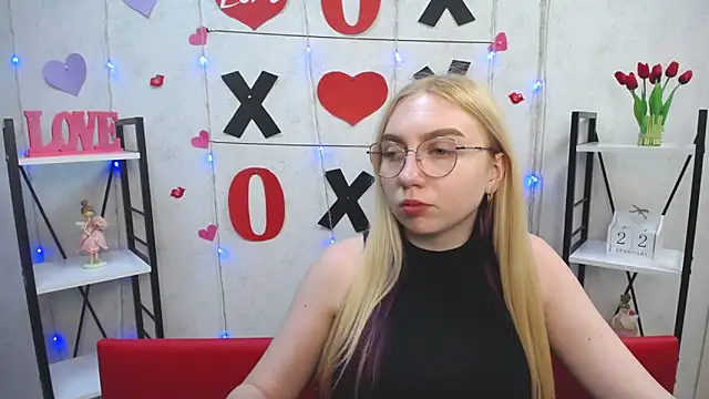 Snapshot of BeatriceFly chatting on 02-22-25, 04:09 BeatriceFly online show from 02-22-25, 04:09