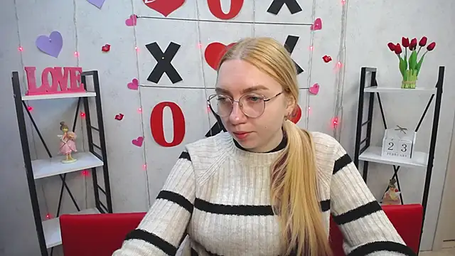 Snapshot of BeatriceFly chatting on 02-23-25, 09:11 BeatriceFly online show from 02-23-25, 09:11