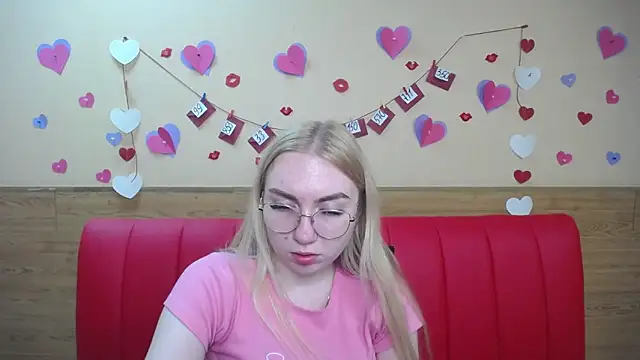 Snapshot of BeatriceFly chatting on 03-13-25, 03:17 BeatriceFly online show from 03-13-25, 03:17