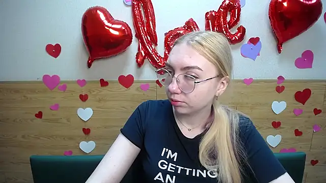 Snapshot of BeatriceFly chatting on 03-16-25, 06:09 BeatriceFly online show from 03-16-25, 06:09