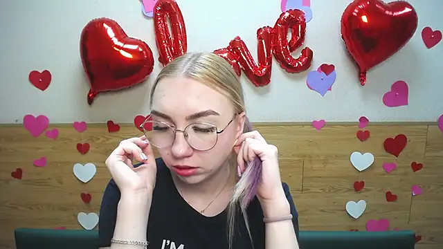 Snapshot of BeatriceFly chatting on 03-16-25, 09:38 BeatriceFly online show from 03-16-25, 09:38