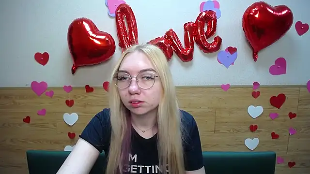 Snapshot of BeatriceFly chatting on 03-17-25, 06:07 BeatriceFly online show from 03-17-25, 06:07
