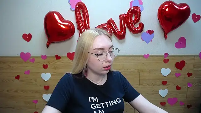 Snapshot of BeatriceFly chatting on 03-17-25, 12:14 BeatriceFly online show from 03-17-25, 12:14