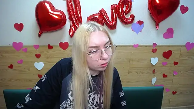 Snapshot of BeatriceFly chatting on 03-20-25, 09:15 BeatriceFly online show from 03-20-25, 09:15