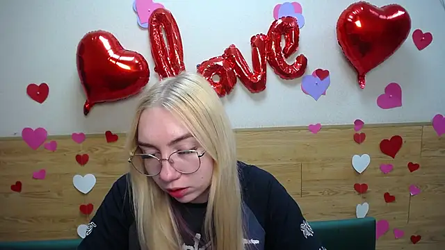 Snapshot of BeatriceFly chatting on 03-20-25, 12:43 BeatriceFly online show from 03-20-25, 12:43