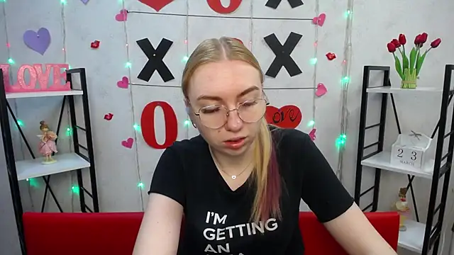 Snapshot of BeatriceFly chatting on 03-23-25, 06:16 BeatriceFly online show from 03-23-25, 06:16