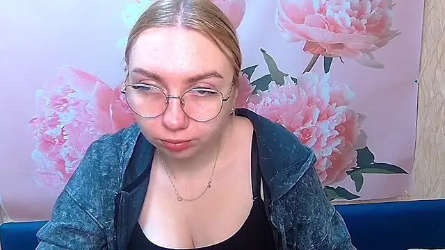 Snapshot of BeatriceFly chatting on 09-15-25, 05:40 BeatriceFly online show from 09-15-25, 05:40