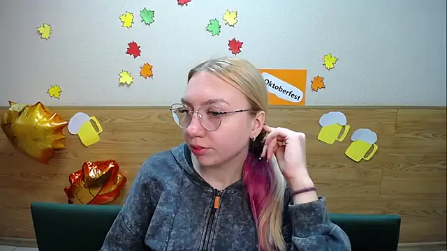 Snapshot of BeatriceFly chatting on 09-19-25, 11:55 BeatriceFly online show from 09-19-25, 11:55