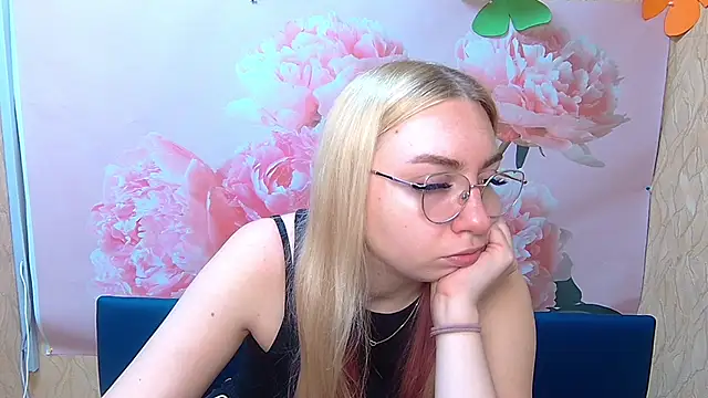 Snapshot of BeatriceFly chatting on 09-27-25, 11:37 BeatriceFly online show from 09-27-25, 11:37