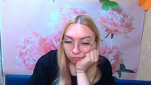 Snapshot of BeatriceFly chatting on 09-30-25, 11:48 BeatriceFly online show from 09-30-25, 11:48