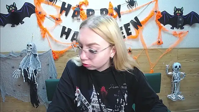 Snapshot of BeatriceFly chatting on 10-21-25, 12:50 BeatriceFly online show from 10-21-25, 12:50