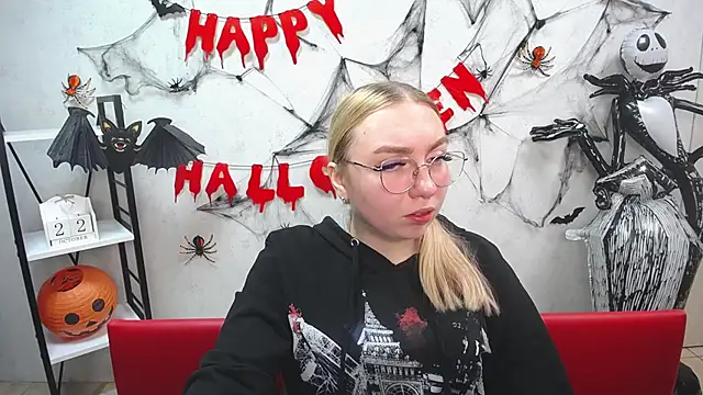 Snapshot of BeatriceFly chatting on 10-22-25, 12:27 BeatriceFly online show from 10-22-25, 12:27