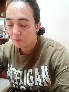 Snapshot of skayhot_ chatting on 10-25-25, 02:13 skayhot online show from 10-25-25, 02:13