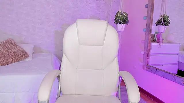 DahianaWalcott online show from 12-04-24, 01:36