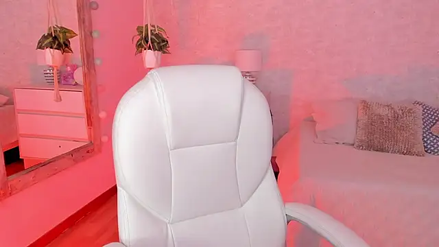 DahianaWalcott online show from 02-08-25, 11:13