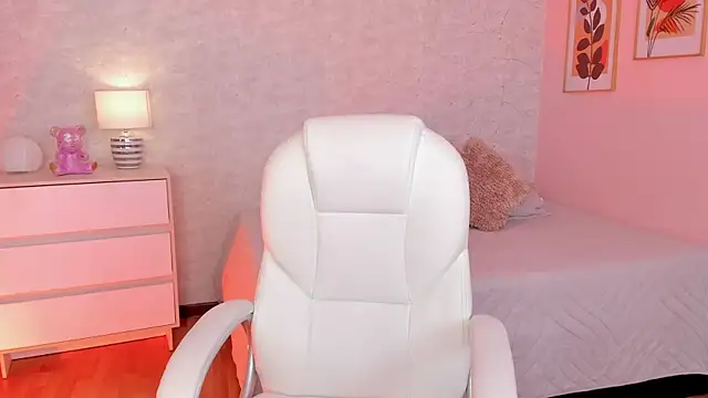 DahianaWalcott online show from 02-26-25, 08:22