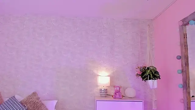 DahianaWalcott online show from 02-28-25, 01:05