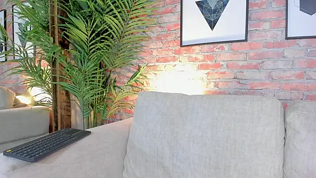 DahianaWalcott online show from 03-18-25, 08:15