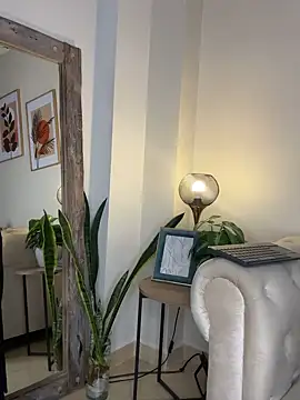 DahianaWalcott online show from 10-10-25, 05:23