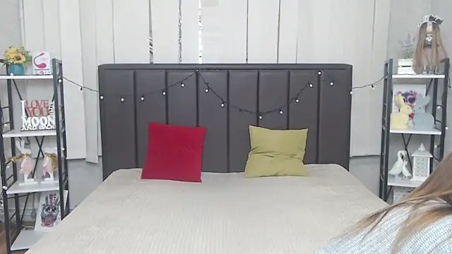 LauraHlot online show from 10-14-25, 05:58