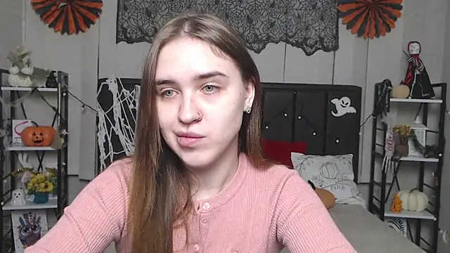 LauraHlot online show from 11-14-25, 06:39