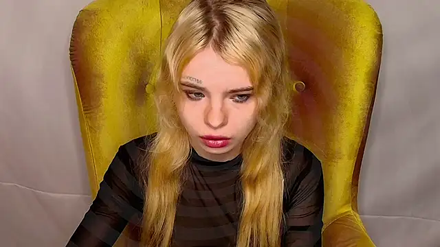 Snapshot of MisssLola chatting on 10-26-25, 02:01 MisssLola online show from 10-26-25, 02:01