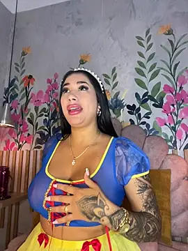 Snapshot of kiim_taaylor chatting on 10-13-25, 01:00 kiim taaylor online show from 10-13-25, 01:00