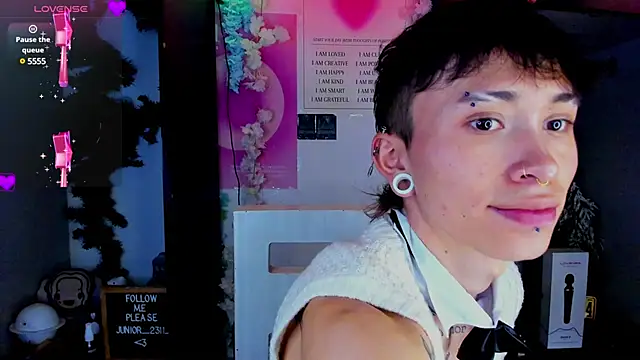 juniior 2311  online show from 02-19-25, 10:31