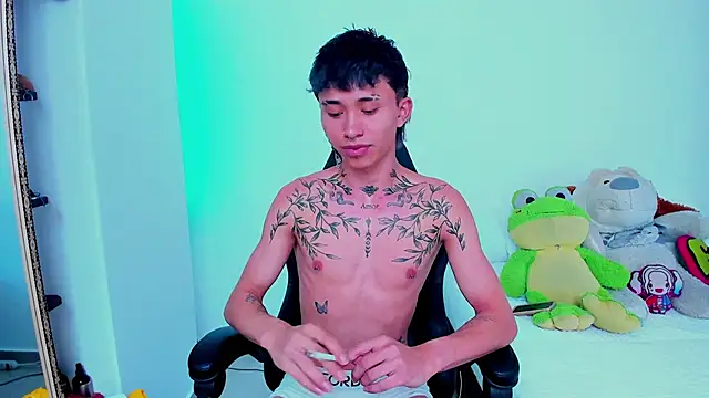 juniior 2311  online show from 10-30-25, 07:14