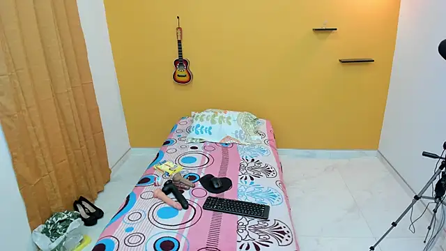 Snapshot of evaleribigtits18 chatting on 01-12-25, 01:53 evaleribigtits18 online show from 01-12-25, 01:53