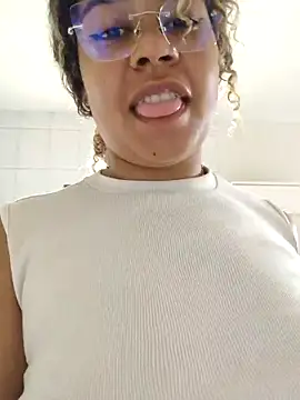 VitoriaFernandes online show from 11-16-25, 06:02