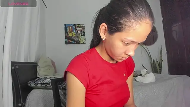 Snapshot of Sophie_sweett19 chatting on 11-06-25, 11:26 Sophie sweett19 online show from 11-06-25, 11:26