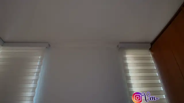 venusleroy  online show from 11-23-25, 09:03