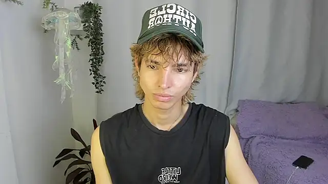 santy-kitty online show from 10-15-25, 01:06