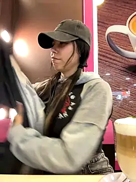 Snapshot of EemaHaruki chatting on 10-17-25, 09:17 EemaHaruki online show from 10-17-25, 09:17