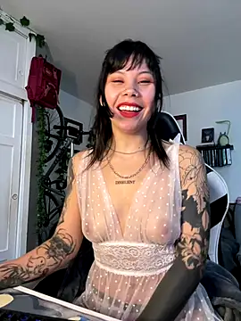 Snapshot of EemaHaruki chatting on 10-18-25, 09:15 EemaHaruki online show from 10-18-25, 09:15