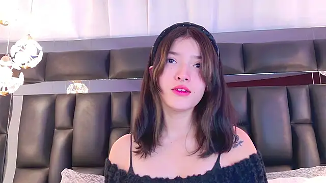 Snapshot of AlliciaKim chatting on 02-18-25, 07:09 AlliciaKim online show from 02-18-25, 07:09