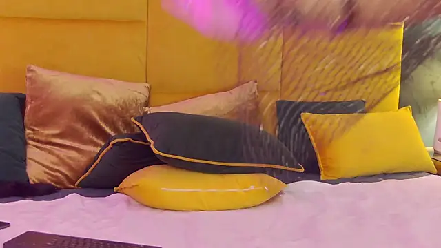 Snapshot of GiuliaHarvey chatting on 02-26-25, 03:32 GiuliaHarvey online show from 02-26-25, 03:32