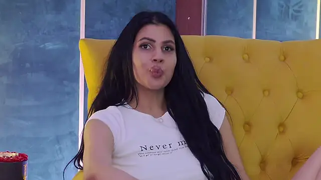 Snapshot of GiuliaHarvey chatting on 03-06-25, 01:37 GiuliaHarvey online show from 03-06-25, 01:37