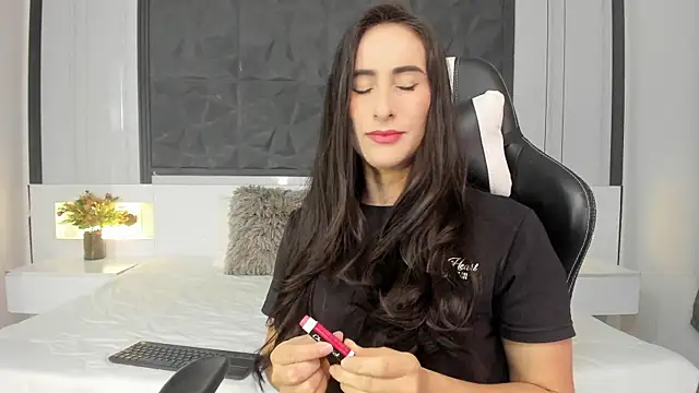 SaraGomez1 online show from 10-08-25, 12:47