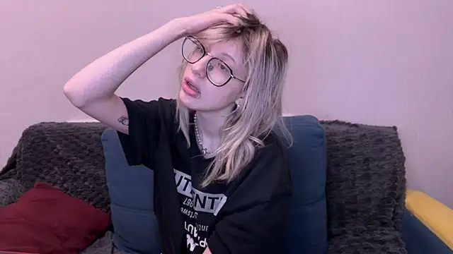 Snapshot of moundliicht1 chatting on 10-29-25, 08:32 moundliicht1 online show from 10-29-25, 08:32