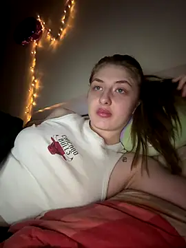 Snapshot of sexyy_girl_ chatting on 12-17-25, 04:02 sexyy girl online show from 12-17-25, 04:02