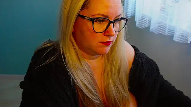queenpeachi online show from 12-17-24, 10:12