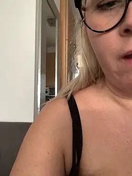 queenpeachi online show from 01-28-25, 01:59