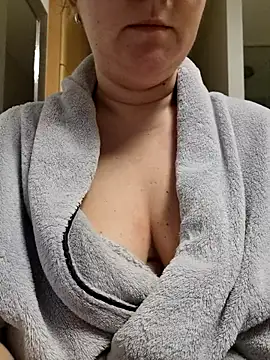 queenpeachi online show from 02-15-25, 05:51