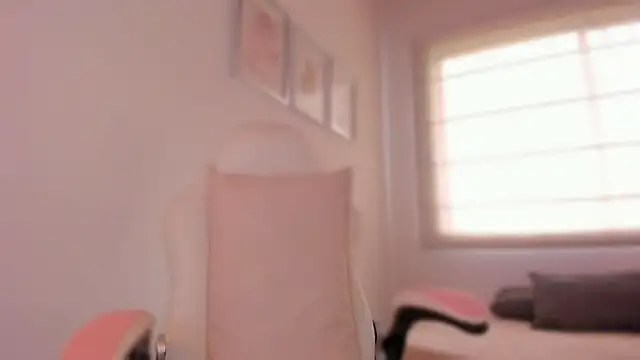 Snapshot of valeriaU chatting on 10-20-25, 02:50 valeriaU online show from 10-20-25, 02:50