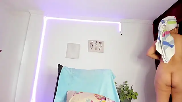 Snapshot of anniesweet- chatting on 11-10-25, 01:43 anniesweet- online show from 11-10-25, 01:43