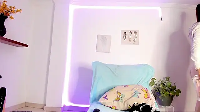 Snapshot of anniesweet- chatting on 11-13-25, 01:10 anniesweet- online show from 11-13-25, 01:10