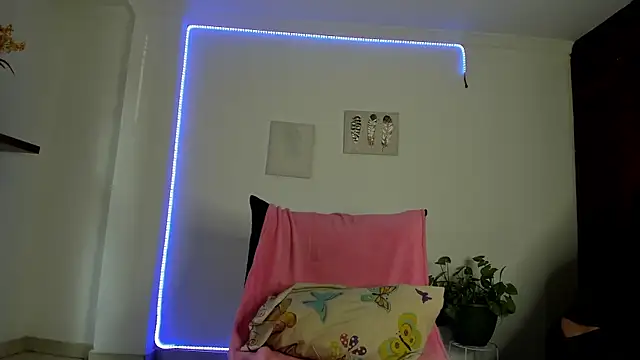 Snapshot of anniesweet- chatting on 11-25-25, 01:33 anniesweet- online show from 11-25-25, 01:33